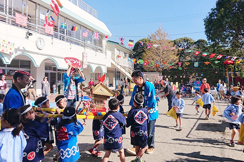 運動する園児たち